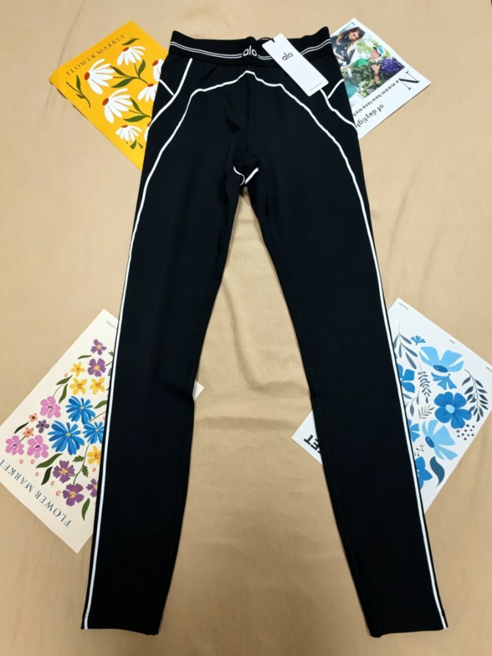 ALO Yoga NWT🧘🏻Airbrush High-Waist Heart Throb Black/White Legging🎭 - Picture 2 of 13